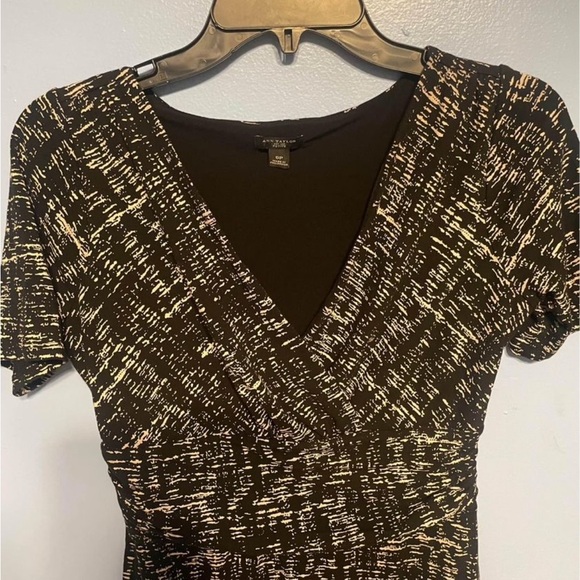 Women’s Size  6 Wrap-Style Dress Black‎ Beige Textured Print Short Sleeve V-Neck - Picture 3 of 5
